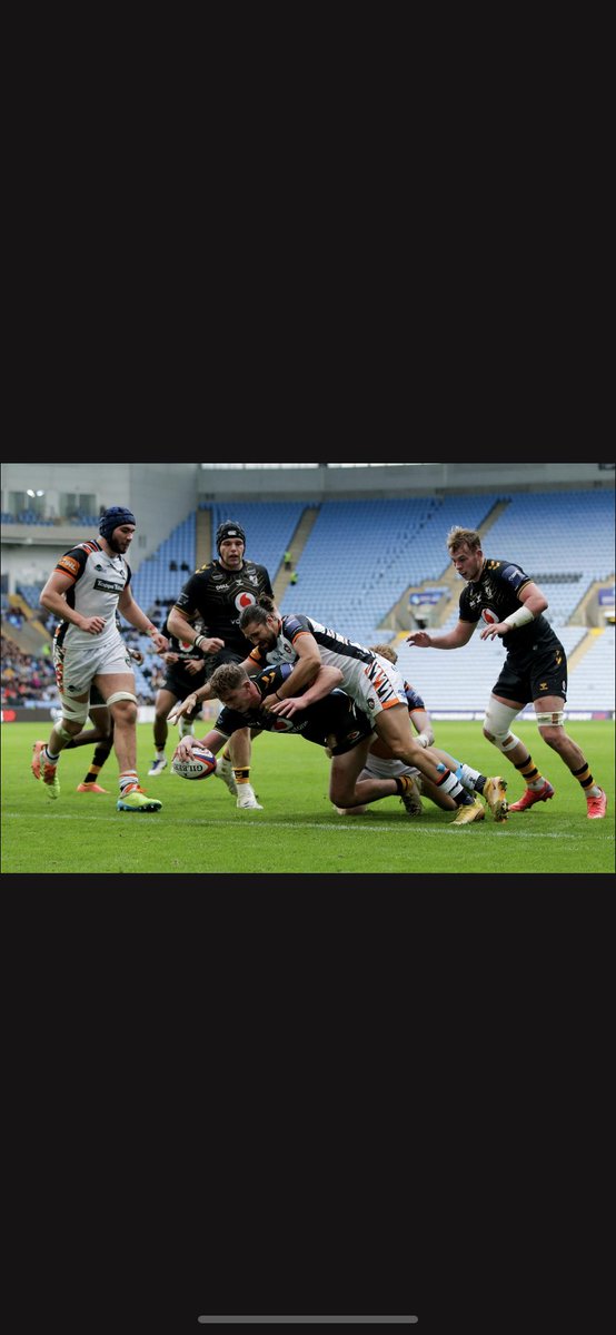 hartley_olly's tweet photo. Memories to last a lifetime, a special club with amazing people. 💛🖤 https://t.co/KqehRQwPCW