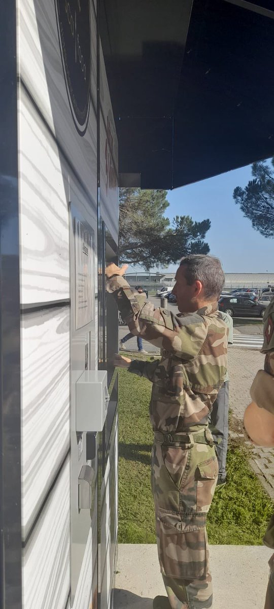 SCArmees's tweet photo. #condipers L’amélioration des conditions de vie des militaires fait partie des actions menées par le @SCArmees au profit des soutenus dans le cadre du #Planfamille. Ce jour, le COMBdD a testé l'offre de service du kiosque à pizza du GSBDD de Pau- Bayonne. SGArmees #proximite https://t.co/xkPgCGKqze