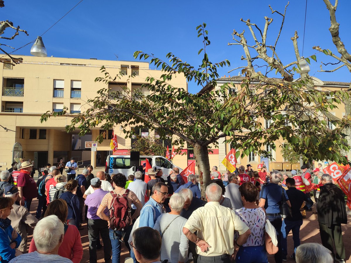 EtienneUn's tweet photo. Un beau rassemblement à Villefranche, à l'appel de l' UL CGT Villefranche
Les communistes et les élus de gauche ont répondu à l'appel, pour la défense des libertés syndicales, le droit de grève, le droit à vivre dignement de son travail!
#PCF #redisnotdead #Greve18Octobre https://t.co/kgOejqc2he