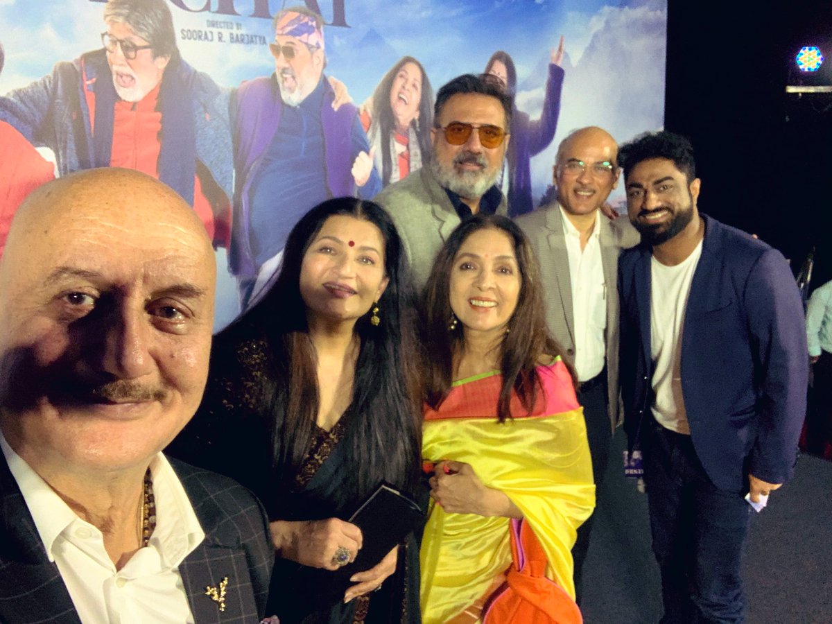 the most genuine director and the most amazing ⭐️cast, aise mein #selfie toh banti hai. @AnupamPKher sir was humble enuf to do the honours. He is always fun to interact wid n @bomanirani sir is another gem. #soorajbarjatya sir thanks for #Uunchai n the trailer’s fabulous 👌