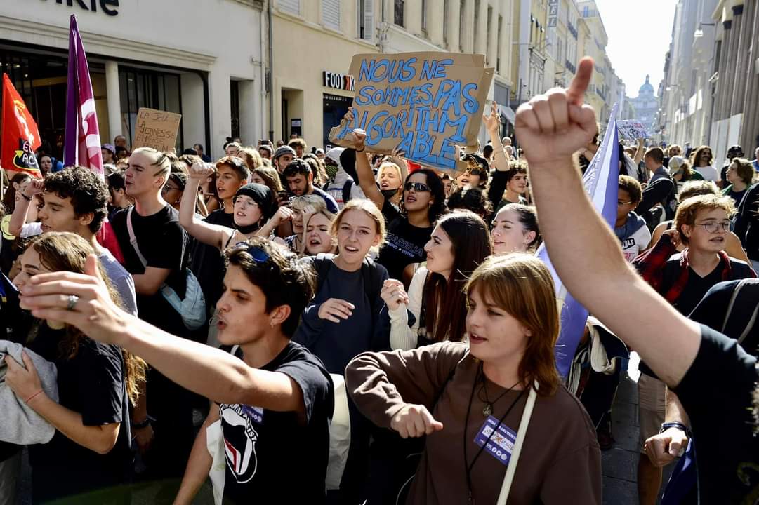 MNLbdr's tweet photo. 500 lycéen•ne•s mobilisé•e•s dans le cadre de la #Greve18Octobre à Marseille https://t.co/JyMYqEk5lR
