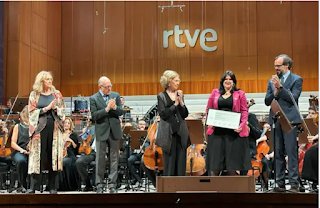 palmeracoeduca's tweet photo. La compositora Nuria Núñez Hierro ha recibido el XXXIX Premio Reina Sofía de Composición por su obra "Enjambres". 
El estreno de la obra tuvo lugar el 13 de octubre con la Orquesta RTVE dirigida por Pablo González.
¡Enhorabuena Nuria!
Más información en https://t.co/E0PzenYqgF https://t.co/EDtgtvaFub