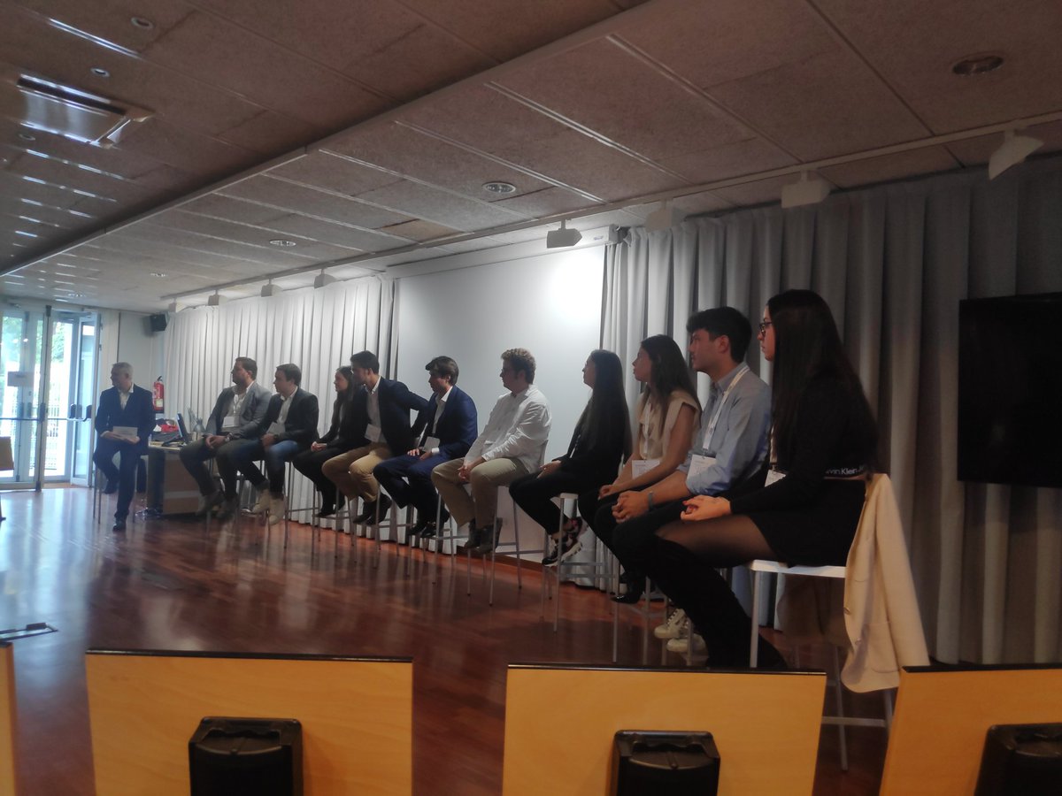 pvillanova_'s tweet photo. Los jóvenes son los protagonistas: hoy conociendo sus motivaciones en @uramonllull en la Salle como parte #talentweek #fliproundtable https://t.co/UZ0A5kBWAy