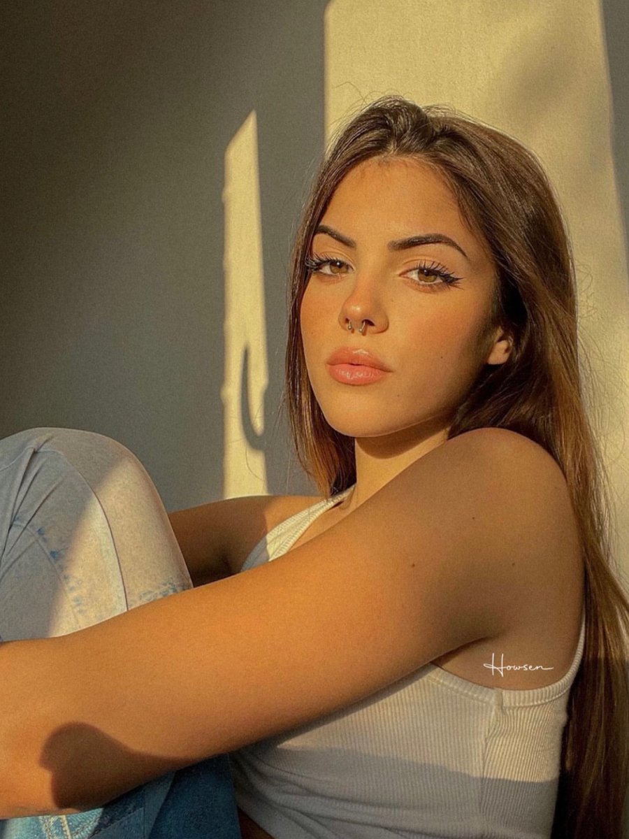 𝘌𝘭 𝘢𝘮𝘰𝘳 𝘤𝘢𝘮𝘣𝘪𝘢, 𝘯𝘶𝘯𝘤𝘢 𝘴𝘦 𝘦𝘹𝘵𝘪𝘯𝘨𝘶𝘦
𝘊𝘶𝘢𝘭𝘲𝘶𝘪𝘦𝘳 𝘥𝘪́𝘢 𝘭𝘢 𝘭𝘭𝘶𝘷𝘪𝘢 𝘯𝘰𝘴 𝘷𝘶𝘦𝘭𝘷𝘦 𝘢 𝘴𝘦𝘯𝘵𝘪𝘳
𝘈 𝘴𝘦𝘯𝘵𝘪𝘳, 𝘤𝘰𝘯 𝘭𝘢 𝘮𝘪𝘦𝘭 𝘦𝘯 𝘭𝘰𝘴 𝘭𝘢𝘣𝘪𝘰𝘴.