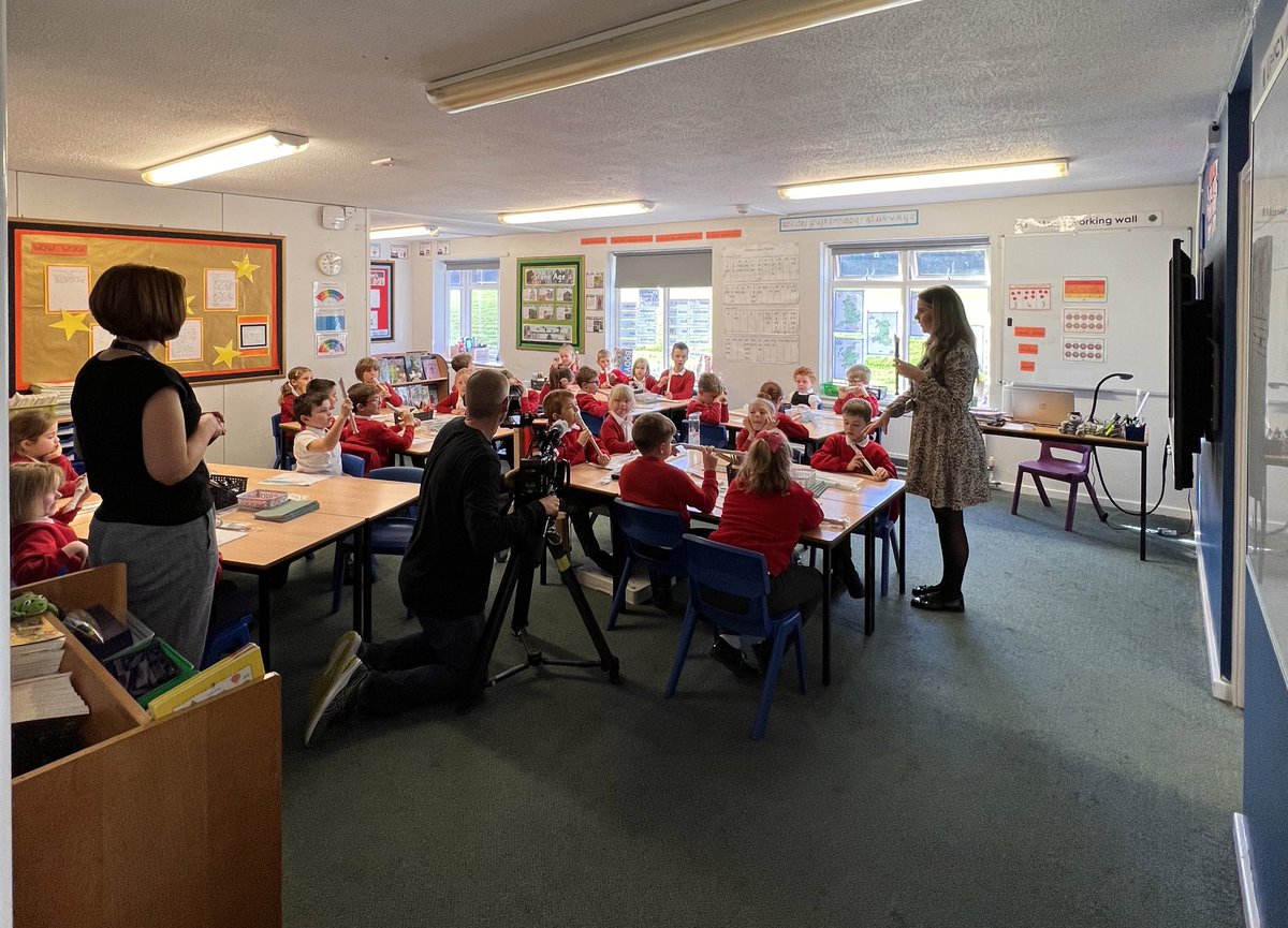 MissNorton_85's tweet photo. 🎥Year 3 were superstars today working with @GenomicsEngland to support their classmate. We had the BBC and @BBCFergusWalsh in school this morning and we had @Channel4News in school this afternoon. The children were a real credit to our school ⭐️ https://t.co/fTXfWH8OBu