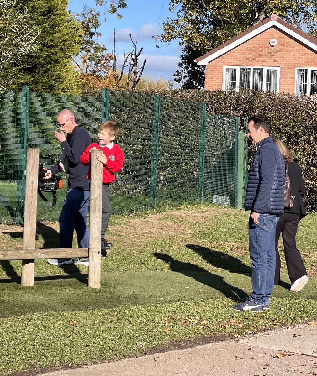 MissNorton_85's tweet photo. 🎥Year 3 were superstars today working with @GenomicsEngland to support their classmate. We had the BBC and @BBCFergusWalsh in school this morning and we had @Channel4News in school this afternoon. The children were a real credit to our school ⭐️ https://t.co/fTXfWH8OBu