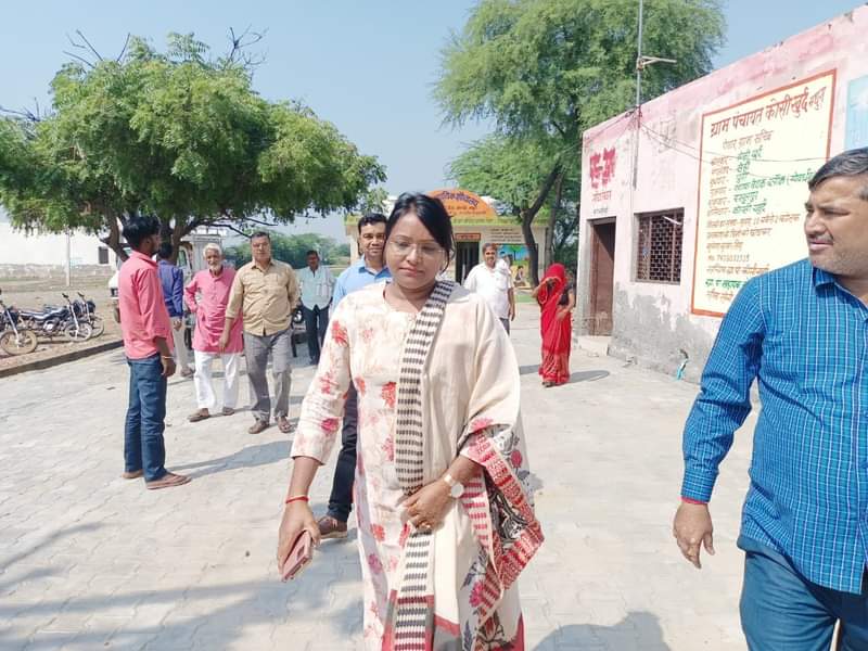 dprokiran's tweet photo. माननीय मुख्यमंत्री महोदय के निर्देश के क्रम में ग्राम पंचायतों में सघन साफ सफाई अभियान,एंटी लारवा छिड़काव, फॉगिंग का अभियान चलाया जा रहा है, जिसका गोवर्धन विकास खंड में औचक निरीक्षण किया गया। @myogiadityanath @uppanchayatiraj  #SBM #mathuravrindavan https://t.co/wRPccTzMb0