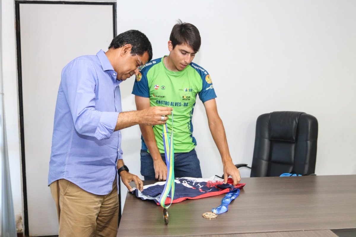 Davidson65's tweet photo. Esta manhã recebi a visita da equipe de ciclismo de #CastroAlves, que tem atletas patrocinados pelo FazAtleta, projeto do #GovernodaBahia. #FazAtleta #esporte #ciclismobaiano https://t.co/dVIwTQ8yhs