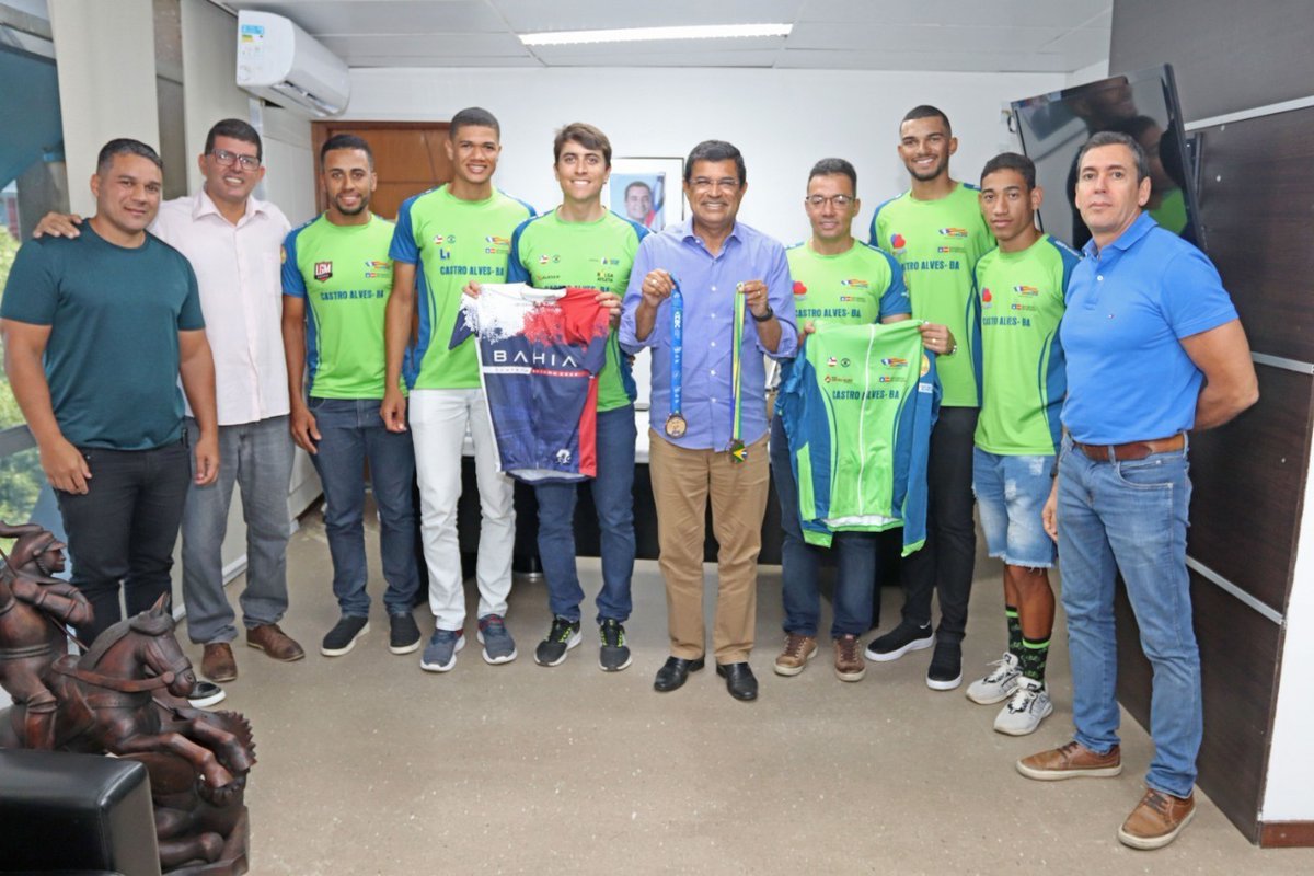Davidson65's tweet photo. Esta manhã recebi a visita da equipe de ciclismo de #CastroAlves, que tem atletas patrocinados pelo FazAtleta, projeto do #GovernodaBahia. #FazAtleta #esporte #ciclismobaiano https://t.co/dVIwTQ8yhs