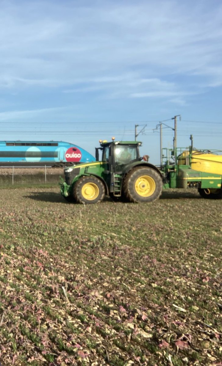OlivierCOSTE2's tweet photo. Que peuvent-ils se raconter ?
Quand le @OUIGO rencontre ce soir au #PK150,notre #Agriculture🧑🌾de l’#Yonne et son @JohnDeere,dans un #Blé🌾#Semis2022 #BasCarbone
#Moisson2023 #AgriculturePassion
#AgriculturePartage #FrAgTw♥️. https://t.co/fUqpgMjzsE