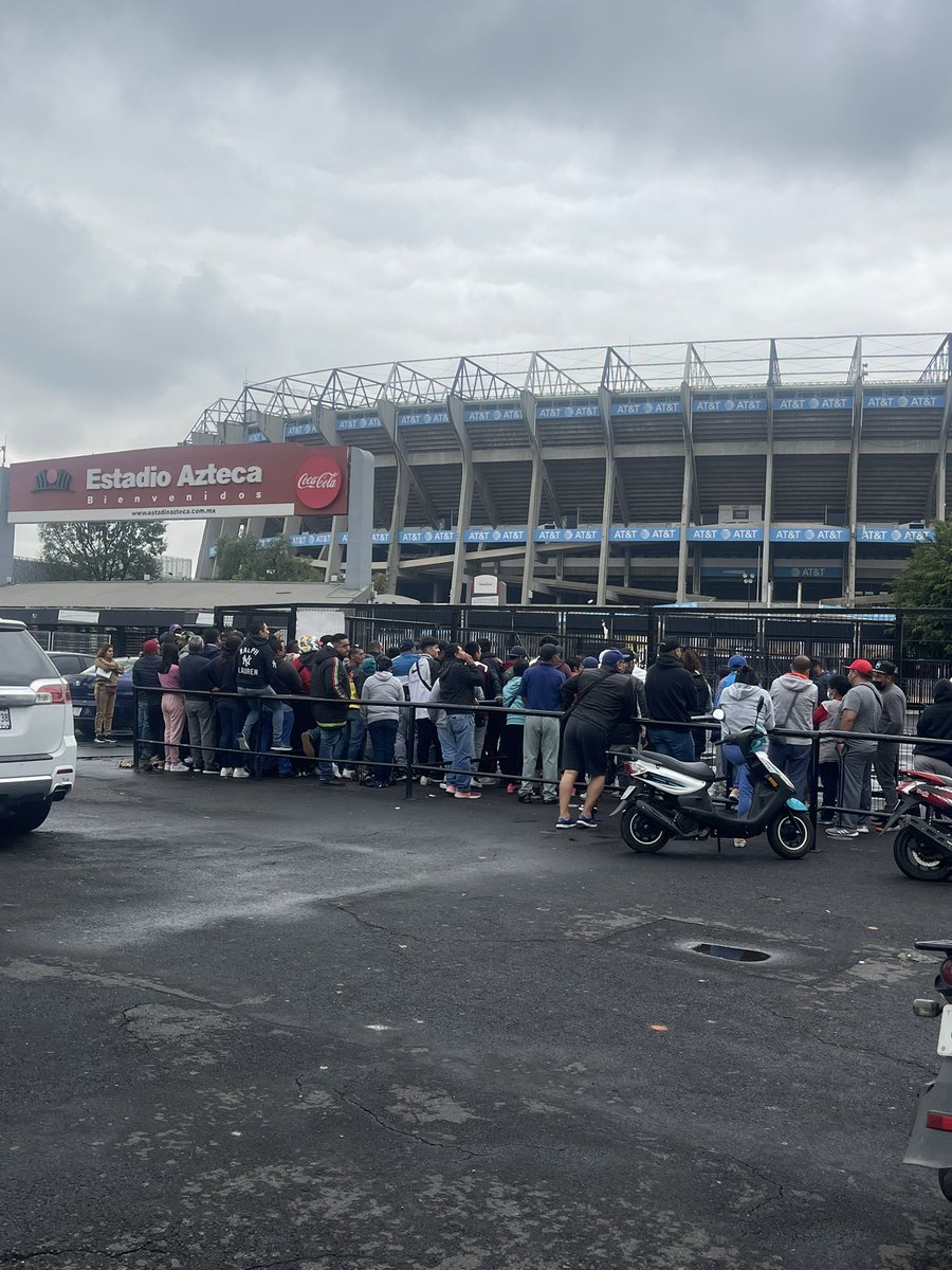 Aguilablanca_2's tweet photo. @Ticketmaster @Ticketmaster_Me @ALVticketmaster @EstadioAzteca De que sirve que tengas abono si esta lleno de revendedores, que se forman una y otra vez y nadie les dice nada, deberían de dar ficha como en el seguro para que sea más rápido #ticketmaster #revendedores https://t.co/z9REOumw3M