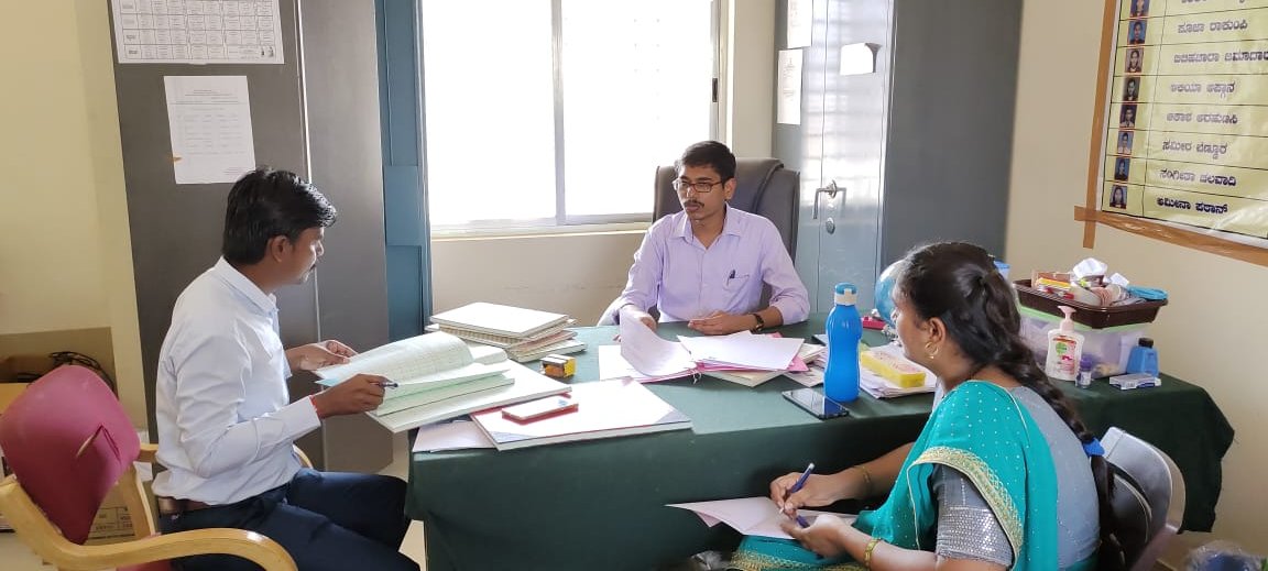 ಮಾನ್ಯ ಜಿಲ್ಲಾ ಅಧಿಕಾರಿಗಳು ಇಂದು MAMS1 ಬಾಗಲಕೋಟೆ ಶಾಲೆಗೆ ಬೇಟಿ ನೀಡಿ. ಶಾಲೆಯ ಎಲ್ಲಾ ದಾಖಲೆಗಳನ್ನು ಪರಿಶೀಲಿಸಿದರು ದಾಖಲೆಗಳ ನಿರ್ವಹಣೆ &amp; SSLC ಫಲಿತಾಂಶ ಸುದಾರಣೆಗೆ ಉತ್ತಮ ಸಲಹೆಗಳನ್ನು ನೀಡಿದರು.
<a href="/Captain_Mani72/">Manivannan P 🇮🇳</a> <a href="/DOMGOK/">Department of Minority Welfare, Govt of Karnataka</a> <a href="/ShivanandP14/">DO,Minority,Bagalkote</a> <a href="/RaghavendraT198/">Raghavendra T</a>