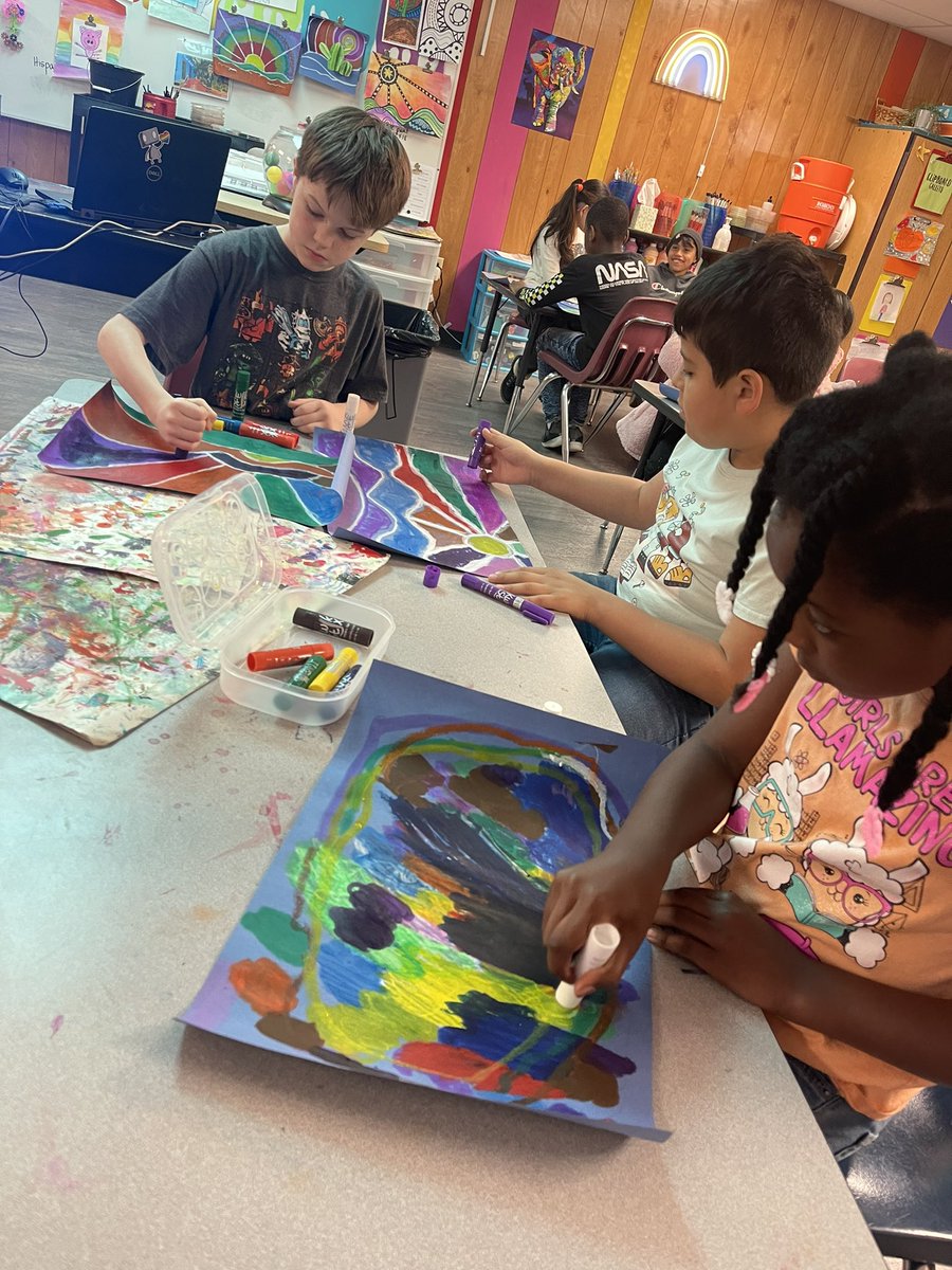 Paint Stick Fun in Specials! 🌈

#watchussoar #artclass <a href="/PoulinArt/">Leslie Poulin</a> <a href="/HumbleISD_OFE/">Oak Forest Elementary</a>
