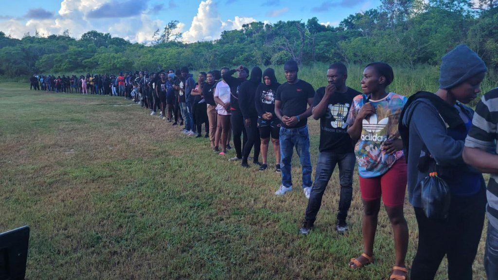 LasNoticiasT11's tweet photo. [EN DESARROLLO] Sobre 100 indocumentados, entre ellos embarazadas y niños, llegan a Isla de Mona | Las imágenes de lo que ocurre: https://t.co/uWIxz3tqWK https://t.co/gw1FXUwJhK