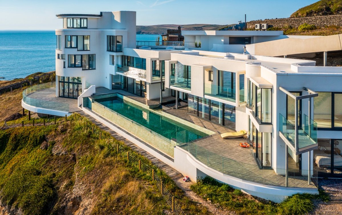 Grand Designs . Good News and Sad News - mailchi.mp/ad46f7f8eeef/g…  19th Oct, C4, 9pm will feature a large commission of mine on Grand Designs.  Read this for more information and that and other mixed news.