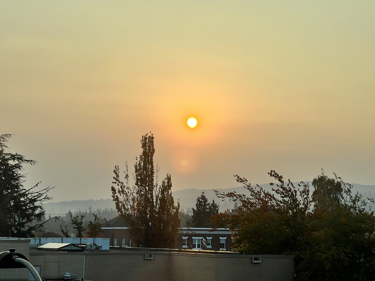 mmsullivan3's tweet photo. Smokey sunrise. #Bellingham #AirQuality #king5 https://t.co/X0FoVIDffq