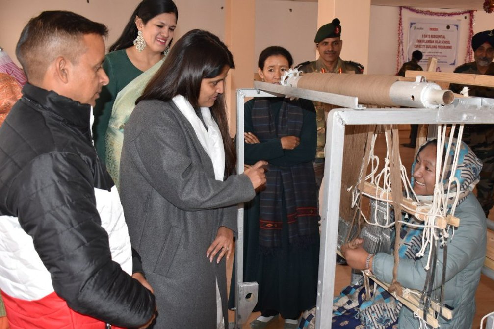 firefurycorps's tweet photo. Mrs Ruchira Sengupta, Zonal President #AWWA, Fire and Fury Corps, interacted & encouraged Veer Naris & dependents of veterans undergoing skill development courses under Project 'Looms of Ladakh', at Ibex Community Hall, #Leh.
#womenempowerment through Skill Development
#LSRC https://t.co/dbPz6yQ0iY