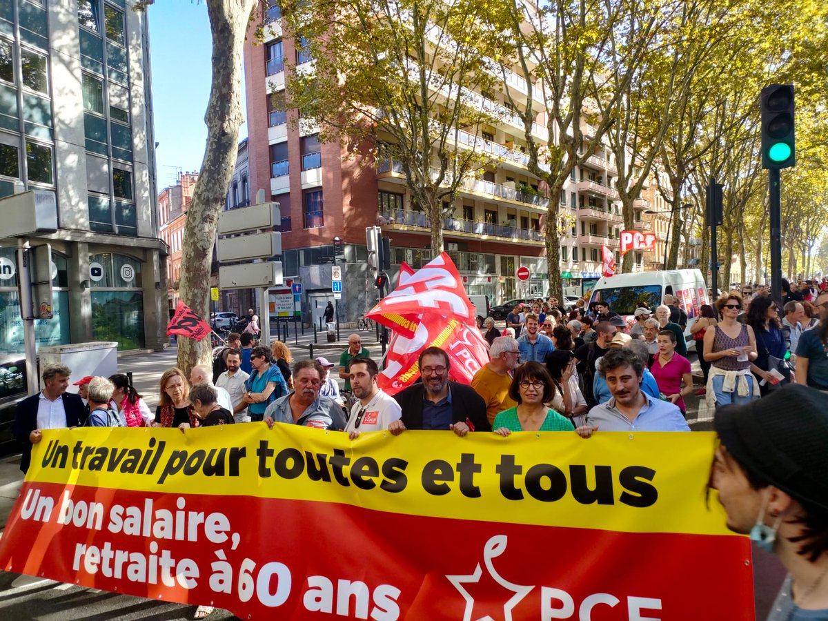 JeromeMonamy's tweet photo. Encore une belle journée revendicative avec mes camarades Cheminot-e-s et Cocos.
Pour pouvoir vivre dignement de notre travail. #ufcmcgt #pcf31 https://t.co/PVPGS1yoUN