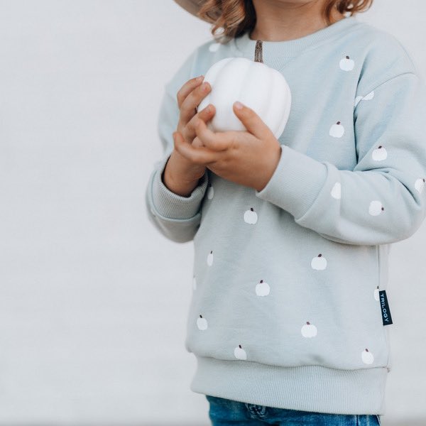 Oh my gourd how cute are these pumpkins?! 

We still have a few sizes left in our insanely cute Batty and White Pumpkin sweatshirts! Don’t miss out!

#pumpkin #falloutfits #fallbaby #pumpkin #smallshoplove #trilogydesignco