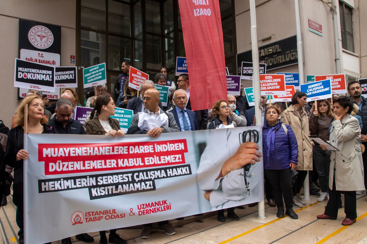 ttborgtr's tweet photo. "Kamu yararı olmayan, hekimlerin serbest çalışma haklarını engelleyen, birçok sağlık emekçisinin ekmeğine el uzatan, Anayasa'ya ve yasalara aykırı yönetmelik derhal geri çekilmelidir!"
 
📢 #HekimlikKısıtlanamaz 
📢 #HekimlerNeredeAmeliyatYapacak https://t.co/h0eYasMnRI