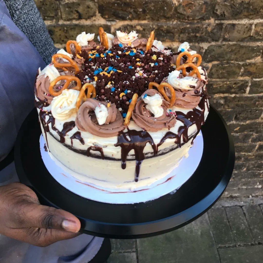 LuminaryBakery's tweet image. Last week on the #LuminaryEmployabilityCourse the bakers made an absolute classic: Chocolate Celebration Cake! 🎂🍫🎉

To learn more &amp;amp; support our work with women from disadvantaged backgrounds, click here: buff.ly/3euGt6z