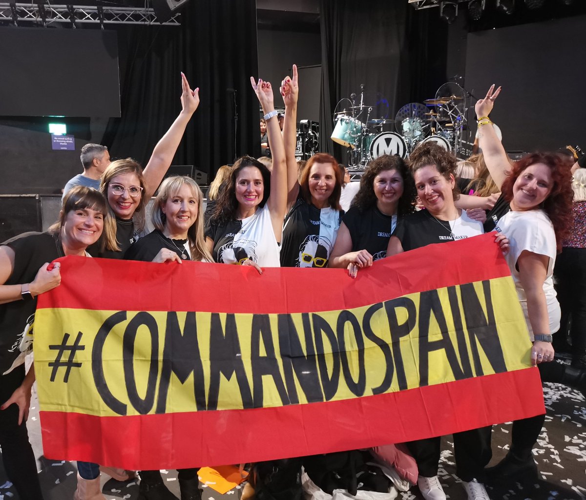 CarolinaThatter's tweet photo. @takethat @OfficialMarkO Absolutely amazing... It was my first time (I lose my oportunity in 97' because concert cancelation in Córdoba - Spain), and since then I haven't other oportunity).
Sunday night was very special for me... And I was able to share it with my friends!! Love you #CommandoSpain ❤️💫 https://t.co/ANKujTkaK3