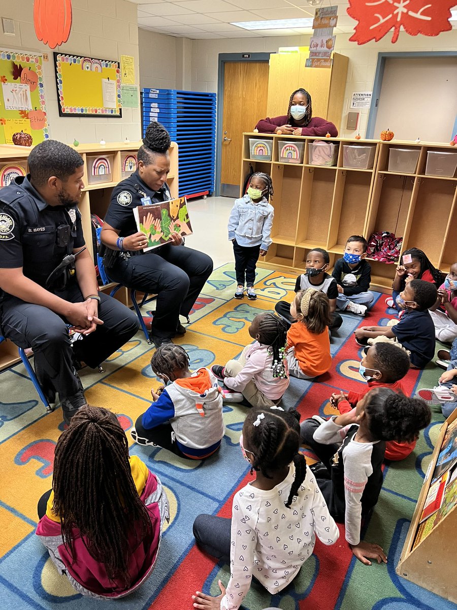 pdtrimble's tweet photo. Scott Pre-K celebrating community helpers week! Thanks to the Atlanta police department for taking the time to come out to read to our students!! https://t.co/BrueEZkcR1