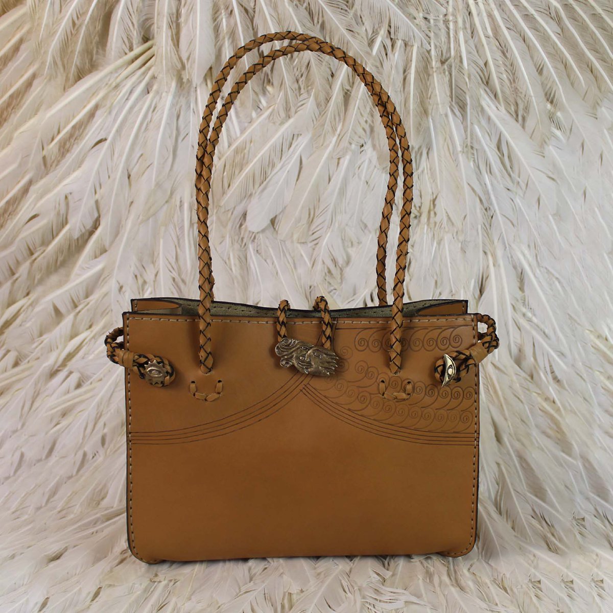 SamiAmindesigns's tweet photo. Get a lifetime warranty when you purchase our products!
Available in 6 leather colors.
https://t.co/eL6pJb1Nb3

#SamiAminDesigns #SkyCollection #Handmade #GenuineLeather #Handbag #AutumnVibes #ArtPiecesToWear https://t.co/ZdbedEbqq2