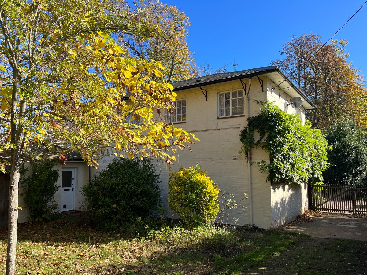 GobbittKirby's tweet image. * NEW TO THE MARKET *  (To Let)

MELTON  Detached Stable Flat in private grounds, fully self contained. Two double bedrooms, generous sitting room, gardens and private parking.
onthemarket.com/details/124588…
G&amp;amp;K Estates 01394 380330

#coachhouse #spacious #longtermlet #privatehouseflat