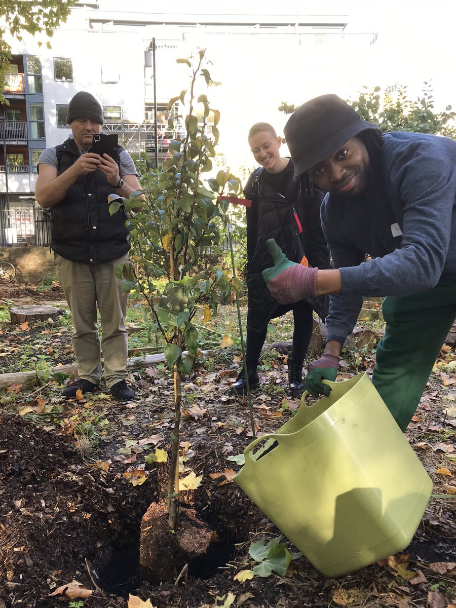 OctopusCN's tweet image. For me, words can’t express the joy of community tree planting in market road ‘wild and green’ garden with Islington Me Time. #mencap #islingtonparks