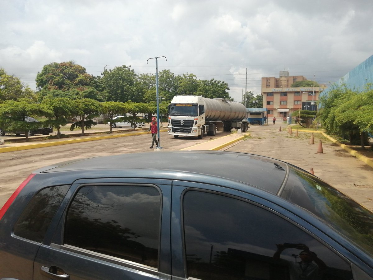 IVSSCENTRONORTE's tweet photo. Gracias al apoyo de la Dip. Yraima Diaz y a la Guardia del Pueblo recibimos agua para nuestro centro asistencial... Gracias a la gestion social liderizada por el Presidente @NicolasMaduro @MagaGutierrezV @Somosivss https://t.co/bqbACTlTTO