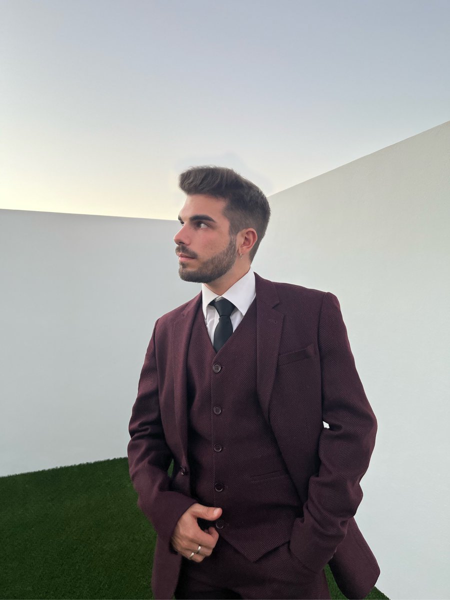 ManuMmb99's tweet photo. el otro día me gradué porfin como matemático 👨🏻‍🎓💙 https://t.co/JSDCuiZFqA