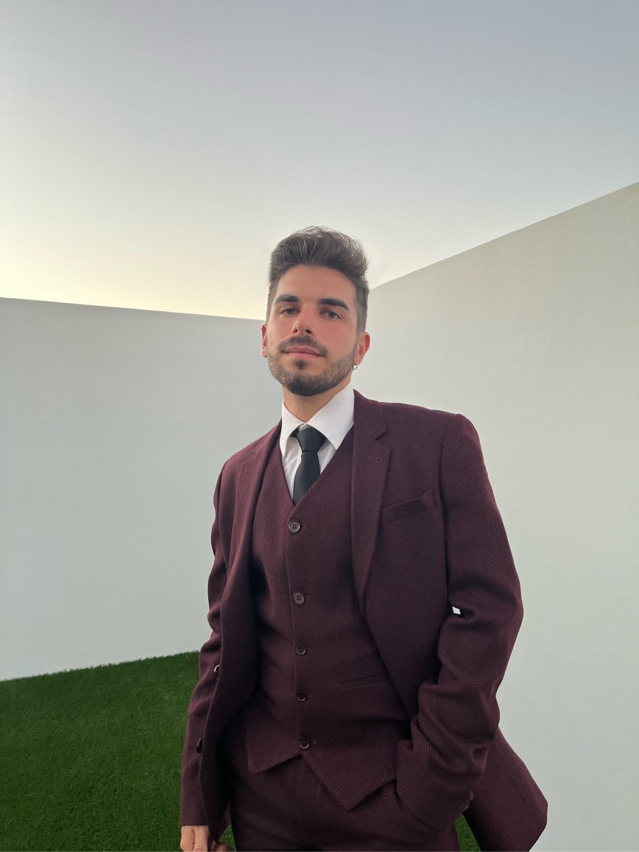 ManuMmb99's tweet photo. el otro día me gradué porfin como matemático 👨🏻‍🎓💙 https://t.co/JSDCuiZFqA