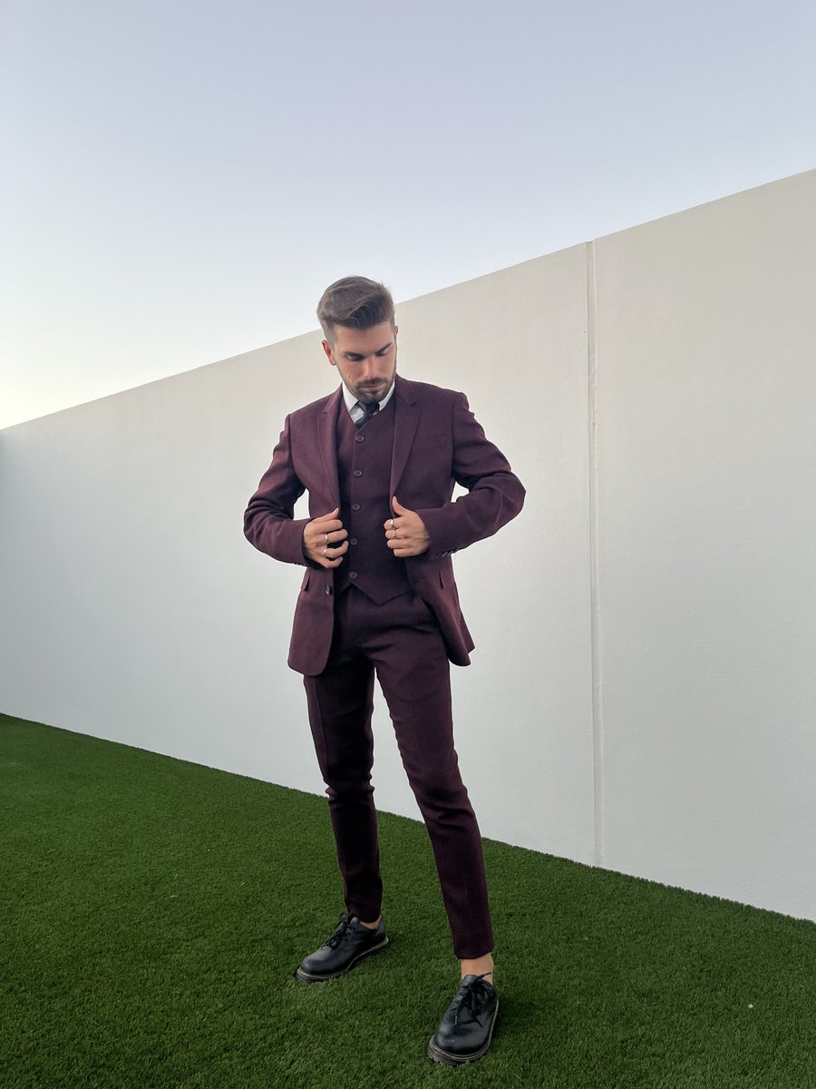 ManuMmb99's tweet photo. el otro día me gradué porfin como matemático 👨🏻‍🎓💙 https://t.co/JSDCuiZFqA