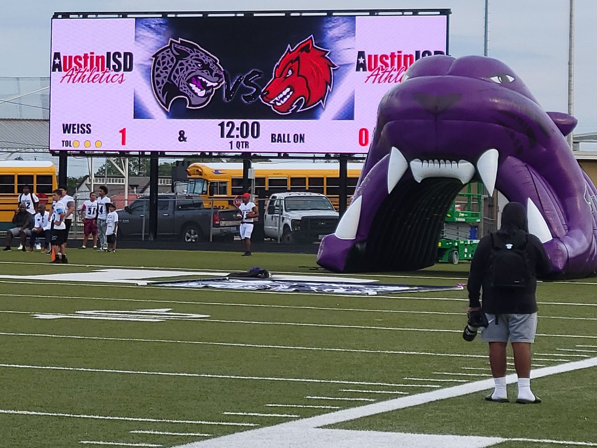 MVPVisuals's tweet photo. #football season is in full swing &amp; we're spotting custom inflatable tunnels we've made at schools all over the country! Here's the one-of-a-kind mascot tunnel we created for @LBJECHS1974  looking absolutely amazing on the sidelines vs. its pre-production 3D model 😍🏈🐾 https://t.co/lweDvx5vwI