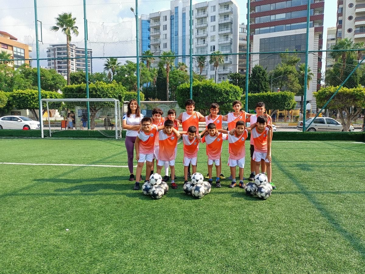 iskenderunhem's tweet photo. İskenderun Halk Eğitimi Merkezinin İskenderun Belediyesi ile ortaklaşa düzenlemiş olduğu futbol kursumuz sahil spor kompleksinde tüm hızıyla devam etmektedir. https://t.co/CSOhpIu5hN