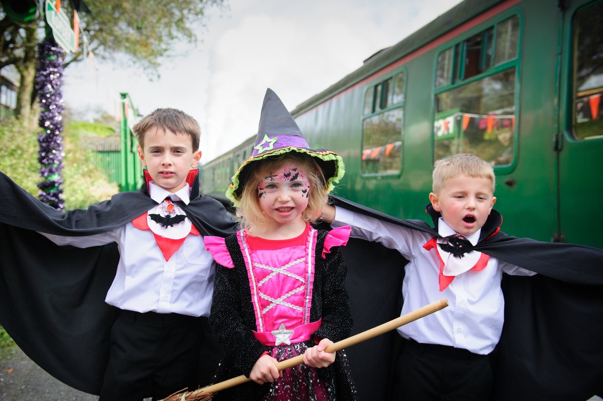 Watercress_Line's tweet photo. 🍂 Magic and mischief return to the line at the wickedly wonderful #WizardWeek 🎃
Children of all ages are invited to dress up as their favourite scary character - little monsters, ghosts, witches and wizards welcome - to enjoy some Halloween fun here from October 24-30. https://t.co/AMadvJ1uha