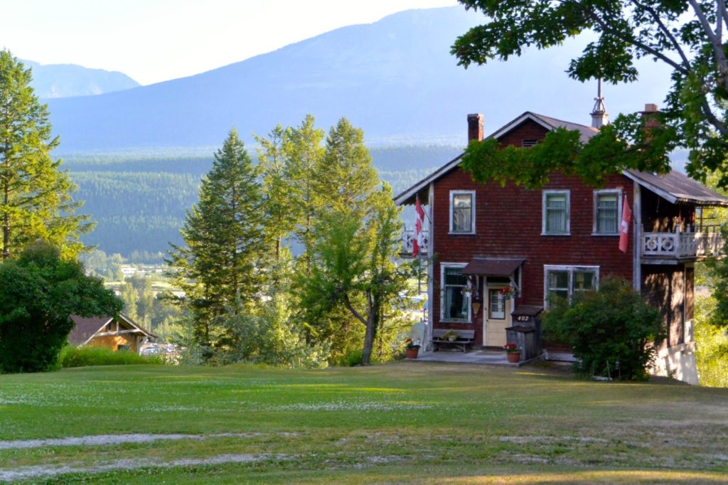 A traditional 🇨🇭 village in 🇨🇦? This is Edelweiss Village in B.C.! Despite its long history, the village faces several threats. The Swiss Edelweiss Village Foundation is hard at work to save it! Picture credit and more info here 👇 
bit.ly/3TaD7Ju
