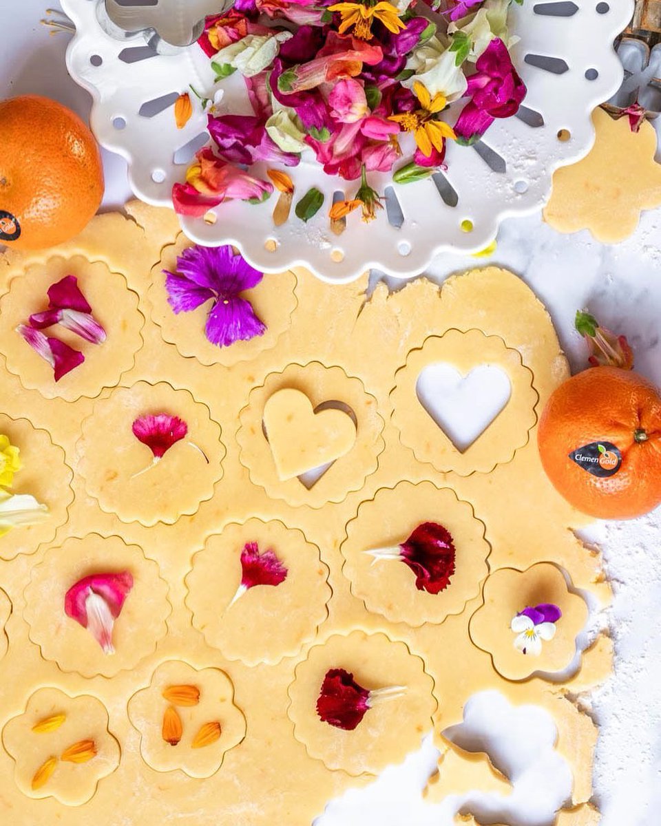 ClemenGold's tweet photo. If you enjoy baking have a look at @with_love_kitty 's delicious recipes - one of our favourites is the shortbread-style jam sandwich cookies! 🍊🍪🍊
#baking #bakinglove #ClemenGold #clemengoldmandarins #shortbreadrecipe #sandwichcookies #chocolate https://t.co/F0RUxOv3bl