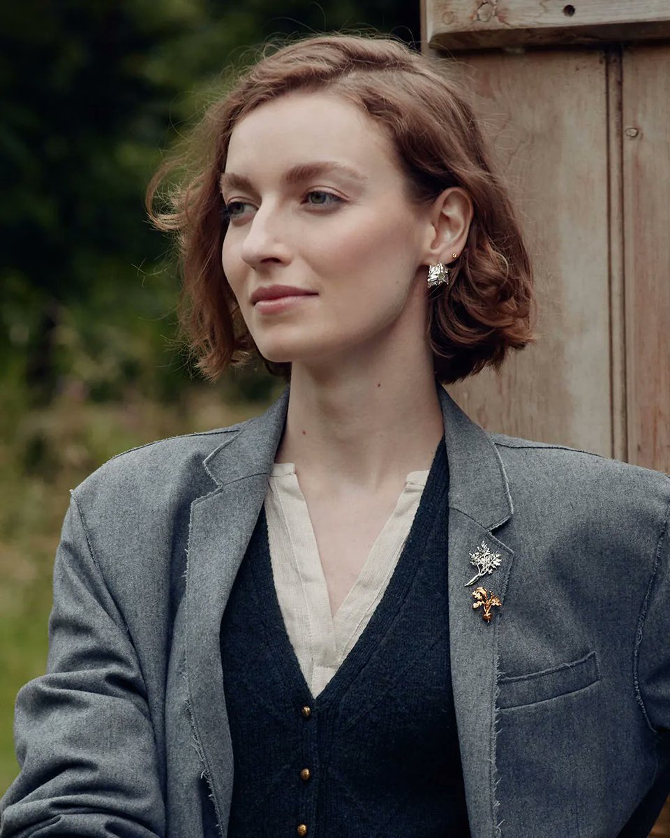 Sculptural chard leaves organically curl into the chicest of hoop earrings.

With carefully curving and layered textures, our design team were able to capture the dynamic movement of garden growth 🌱

Discover more here: bit.ly/3MFDDwM 👨🏽‍🌾