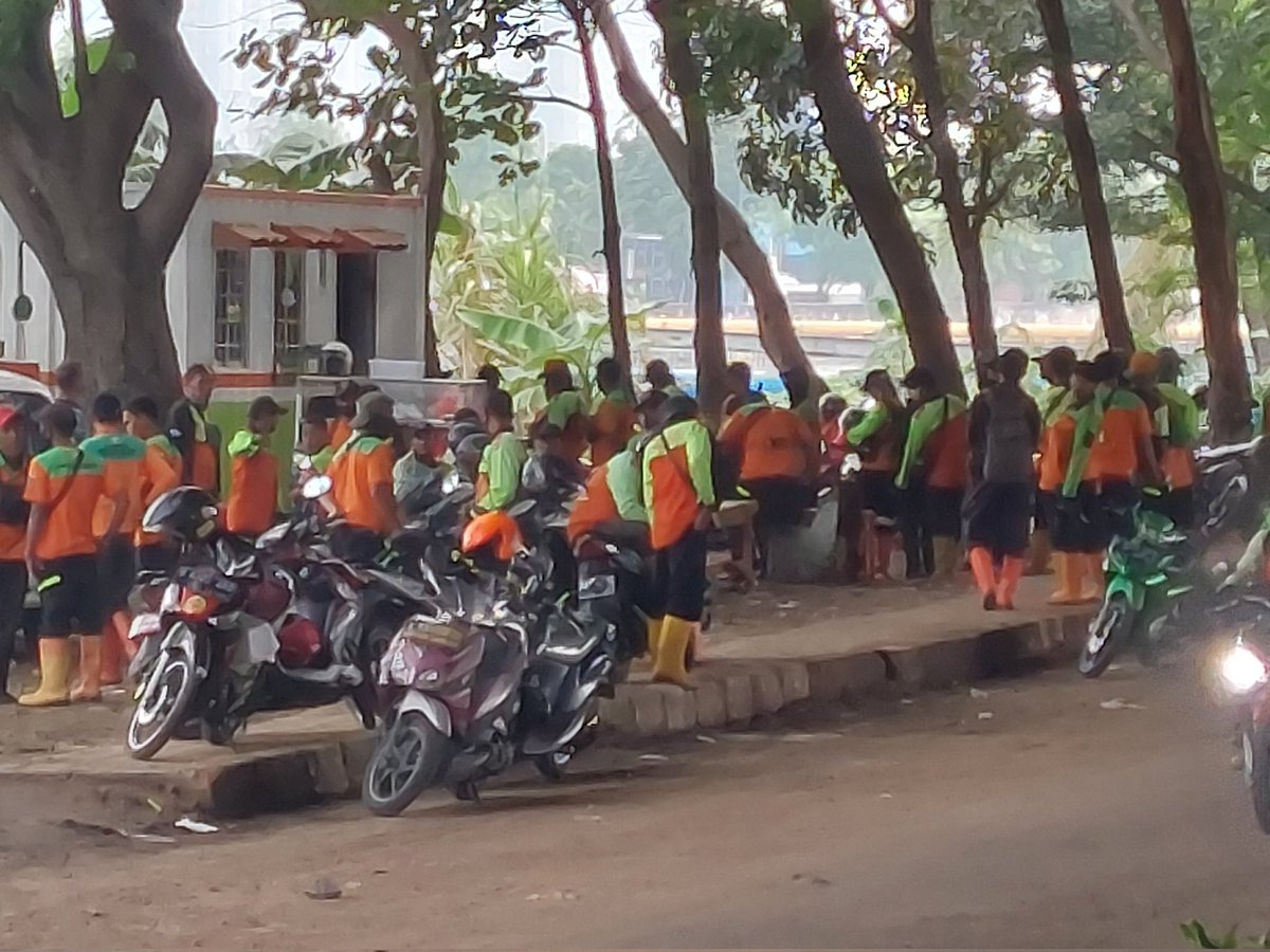 <a href="/Dennysiregar7/">Denny Siregar</a> Puji Tuhan tadi sore pukul 15.35 lewat pinggir kali Lodan di kolong tol Ancol seperti melihat OASE DI PADANG GURUN. 
PPSU dalam jumlah seperti ini tidak pernah saya jumpai selama 5 tahun belakangan. 
De ja vu saat era keemasan Ahok 😆