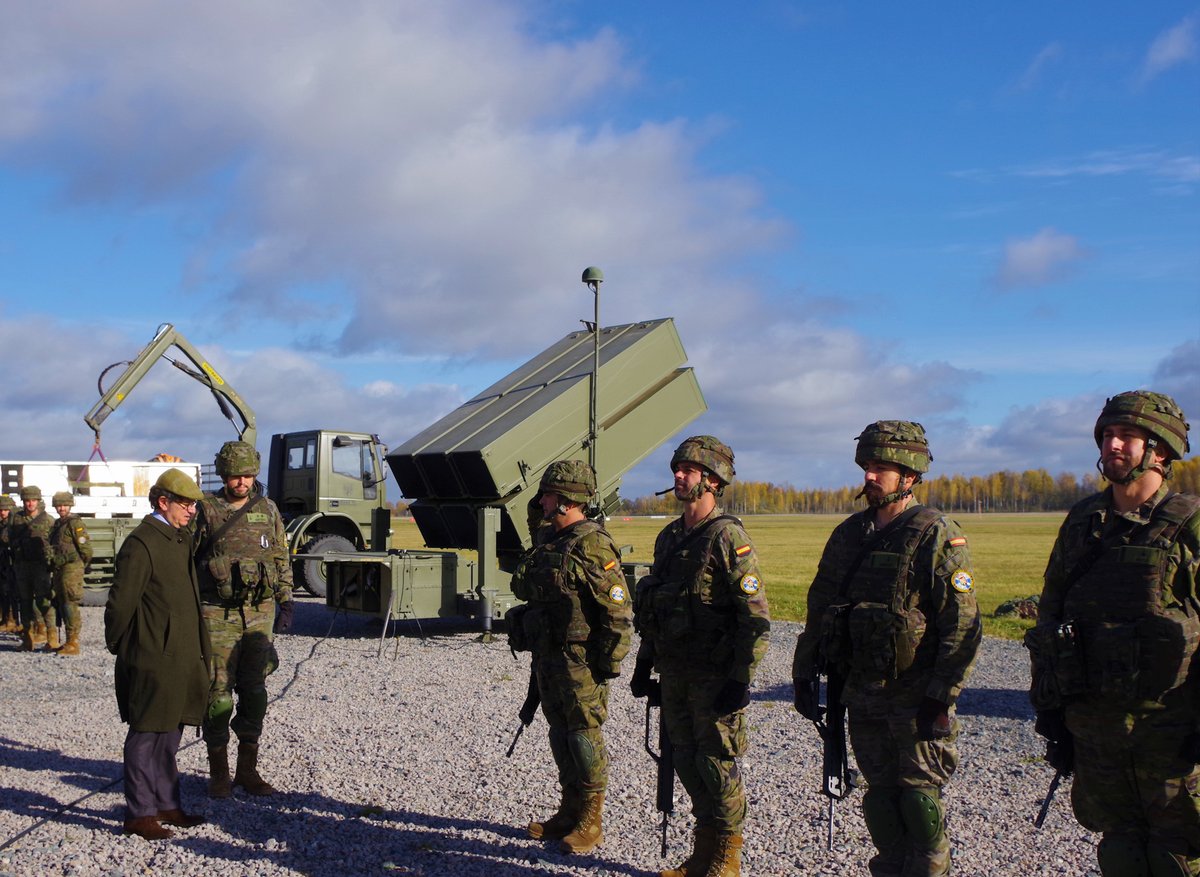 EMADmde's tweet image. Hoy el @EmbajadaEspRiga 🇪🇸🇱🇻 ha comprobado personalmente la organización y capacidades de la Unidad de Defensa Antiaérea #UDAA NASAMS 🇪🇸 desplegada en la Base Aérea de Lielvarde desde donde defiende los cielos de la alianza @NATO @Latvian_MFA @EjercitoTierra #MOPS