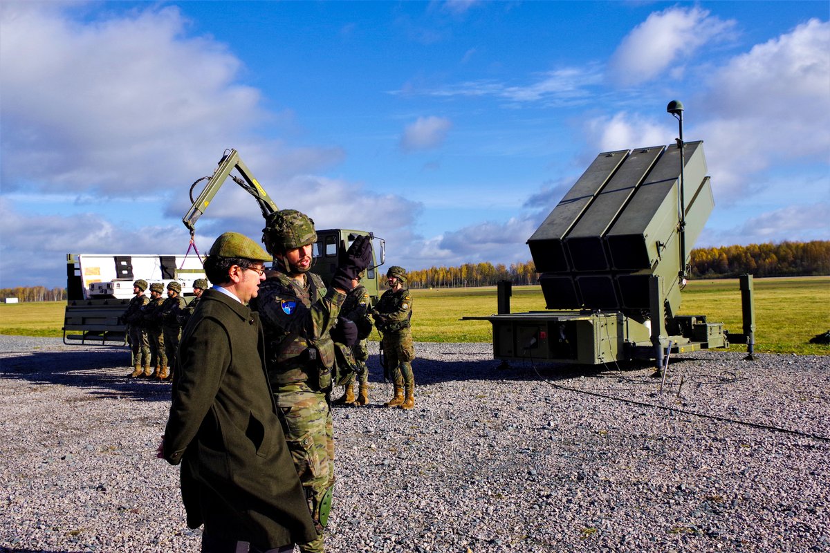EMADmde's tweet image. Hoy el @EmbajadaEspRiga 🇪🇸🇱🇻 ha comprobado personalmente la organización y capacidades de la Unidad de Defensa Antiaérea #UDAA NASAMS 🇪🇸 desplegada en la Base Aérea de Lielvarde desde donde defiende los cielos de la alianza @NATO @Latvian_MFA @EjercitoTierra #MOPS