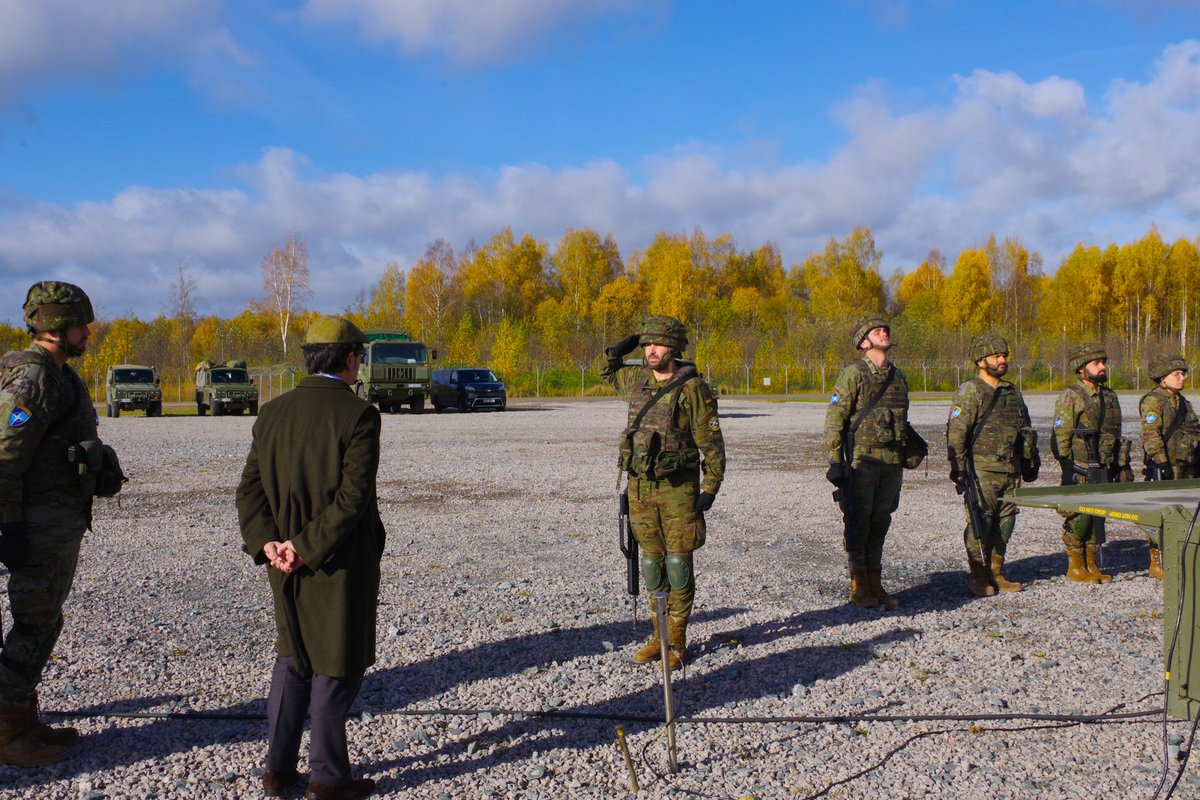 EMADmde's tweet image. Hoy el @EmbajadaEspRiga 🇪🇸🇱🇻 ha comprobado personalmente la organización y capacidades de la Unidad de Defensa Antiaérea #UDAA NASAMS 🇪🇸 desplegada en la Base Aérea de Lielvarde desde donde defiende los cielos de la alianza @NATO @Latvian_MFA @EjercitoTierra #MOPS