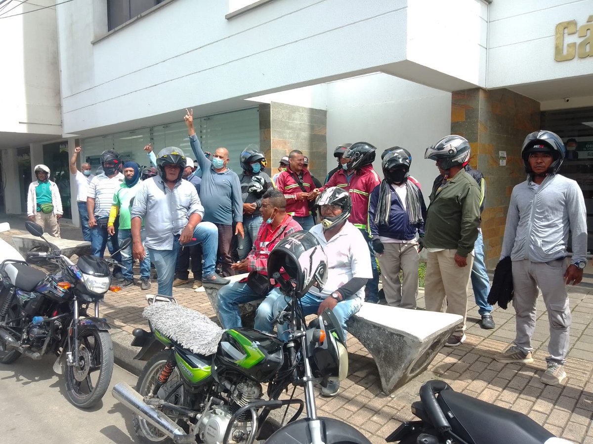 infomonoticias's tweet photo. Mototaxistas y comerciantes protestan pacíficamente a las afueras de la @ccmonteria exigiendo que no no haya politización dentro de la entidad. Asimismo rechazan y cuestionan las aspiraciones de algunos personajes políticos a la Presidencia. Sobretodo a @Arleth_Casado https://t.co/CocL3vRGkc