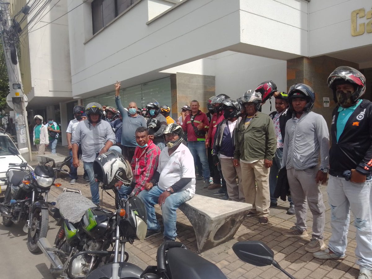 infomonoticias's tweet photo. Mototaxistas y comerciantes protestan pacíficamente a las afueras de la @ccmonteria exigiendo que no no haya politización dentro de la entidad. Asimismo rechazan y cuestionan las aspiraciones de algunos personajes políticos a la Presidencia. Sobretodo a @Arleth_Casado https://t.co/CocL3vRGkc