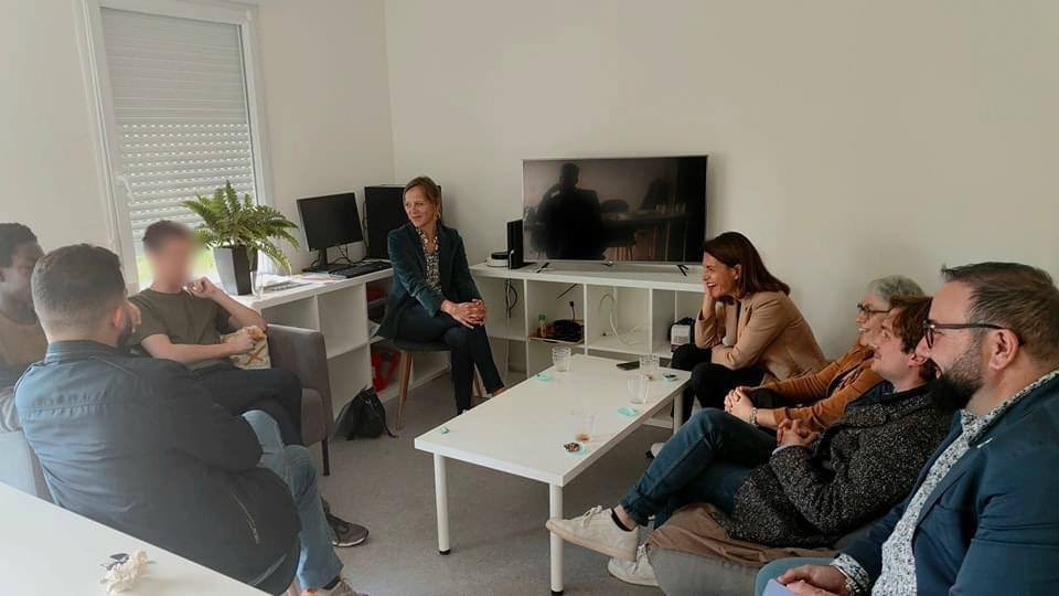 Échange avec <a href="/C_MORANCAIS/">Christelle MORANÇAIS</a> et des jeunes <a href="/lerefuge/">Fondation Le Refuge</a> à #Angers. « C’est seulement maintenant que je commence à vivre ». Cette phrase illustre le rôle primordial du Refuge pour ceux rejetés du domicile familial car LGBT+. Un immense merci aux bénévoles qui les accompagnent !