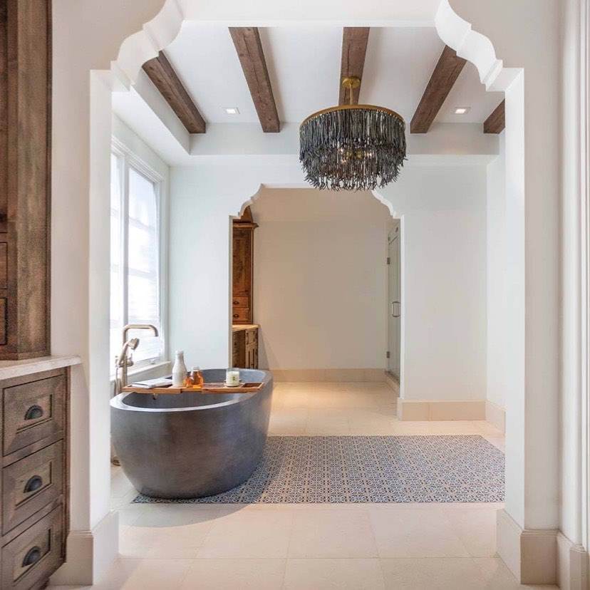 This stunning Spanish-inspired primary bath features our NativeStone Avalon tub, limestone tiles and limestone baseboards paired with blue accent tiles. ow.ly/60jH50Lerqi
Design by Shavawn Everitt in Fort Worth, TX