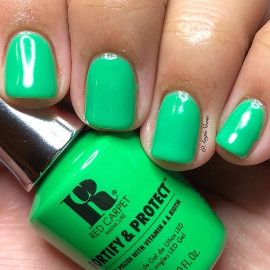 redcarpetmani's tweet photo. Whether you're going for a slime look or channeling your inner Beetlejuice, Envy Of The Town is the star shade of this month 💚 @angienoons

#RedCarpetManicure #RCM #RCMBabes #nailideas #manicureideas #nailart #instanails #nailsofinstagram #dailynails #naildesign #athomenails https://t.co/E09cQAKUWY