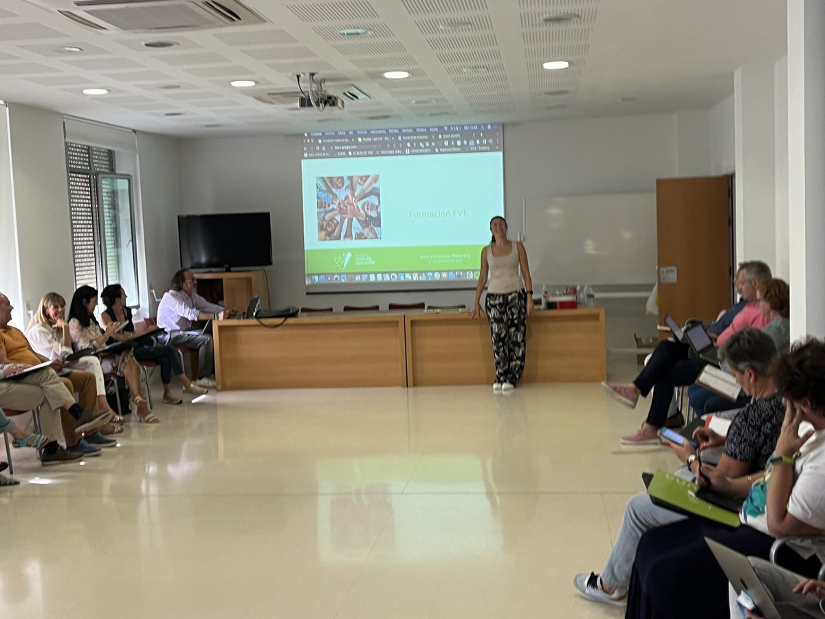 EscuelasVedruna's tweet photo. Finalizamos la jornada del martes con el trabajo del área y económica y la visión que nos ofrece nuestra pastoral educativa #somosvedruna https://t.co/AemBniX2UB